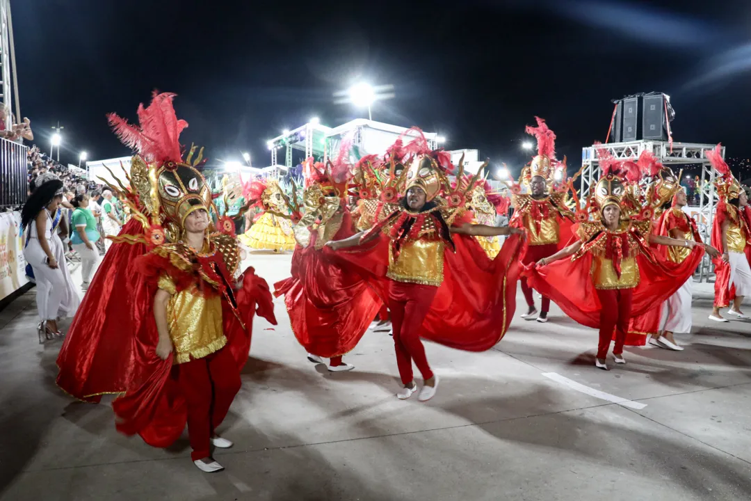 Desfiles de escolas de samba em Niterói têm início vibrante