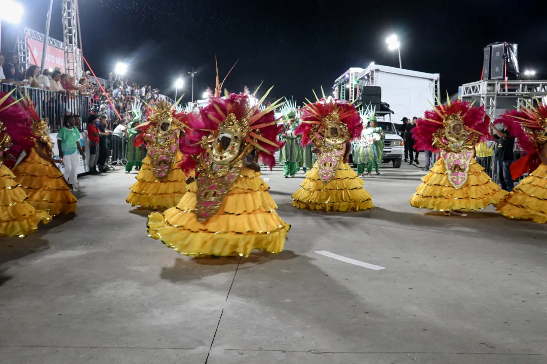 Desfiles de escolas de samba em Niterói têm início vibrante