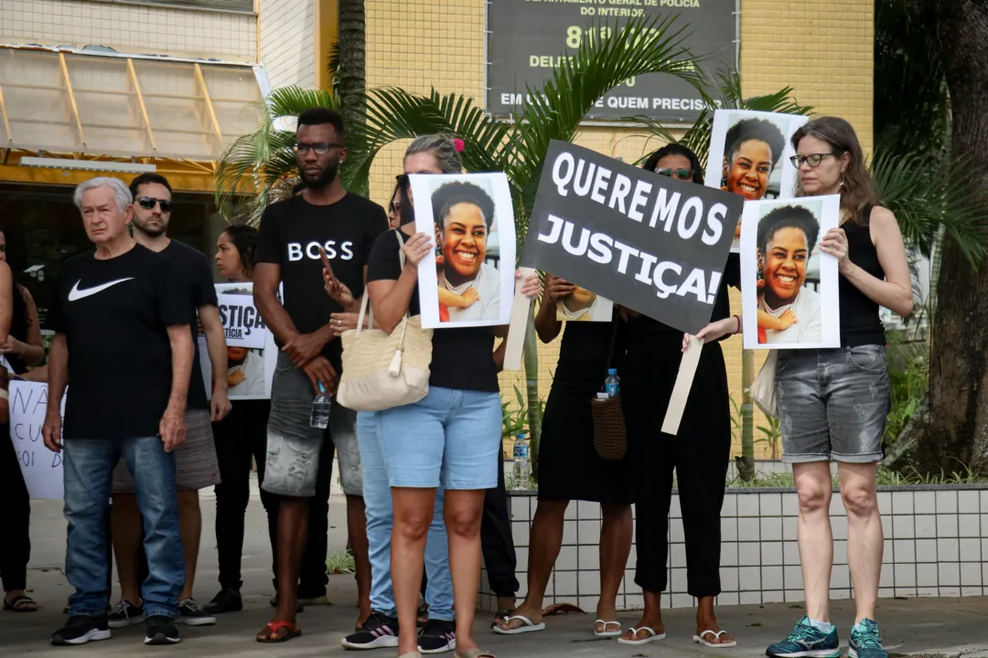 O protesto aconteceu na frente da 81ª DP (Itaipu)