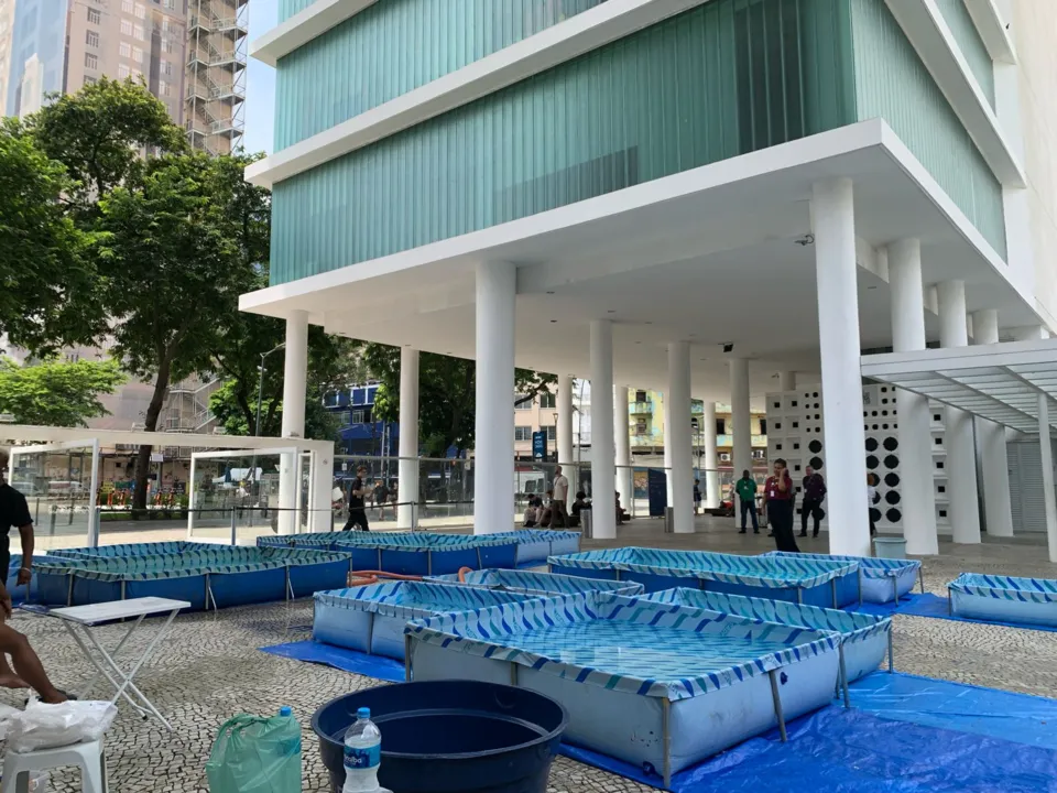 Entenda o que está por trás de piscinas montadas em museu no Rio