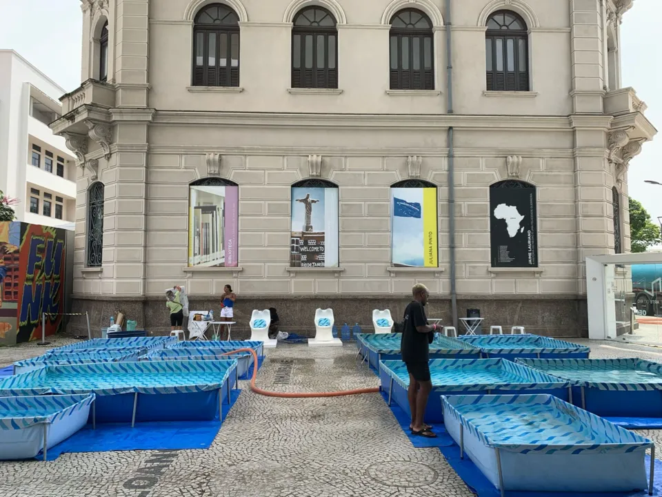 Entenda o que está por trás de piscinas montadas em museu no Rio