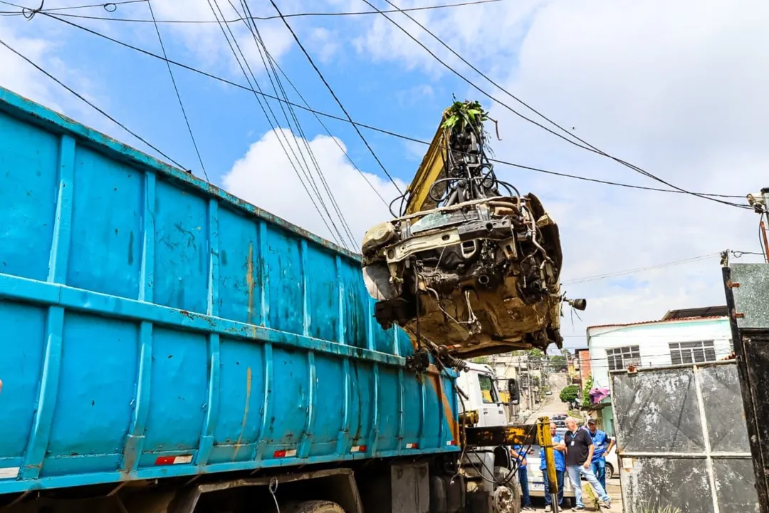 Ferro-velho com carros roubados é fechado em São Gonçalo