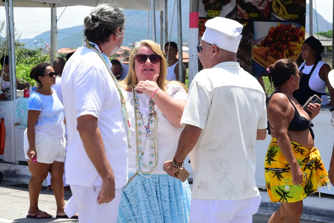 A orla de Itaipuaçu recebeu neste domingo (25) o primeiro Festival Yemanjá de Maricá