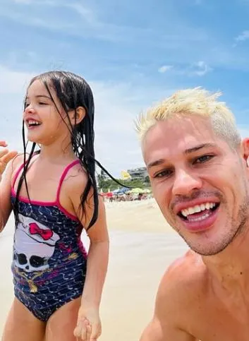 José Loreto curte dia de praia com a filha em Niterói