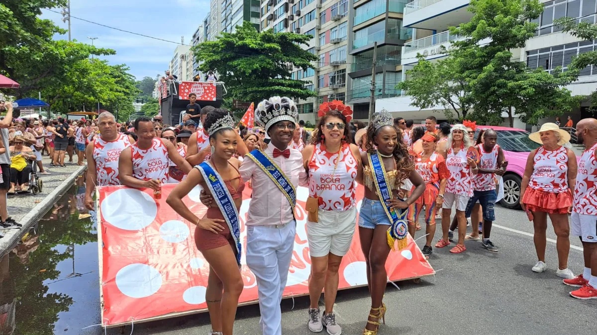 Marchinhas e sambas enredos tomam orla de praia em Niterói