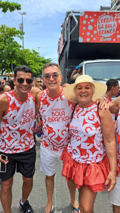 Marchinhas e sambas enredos tomam orla de praia em Niterói