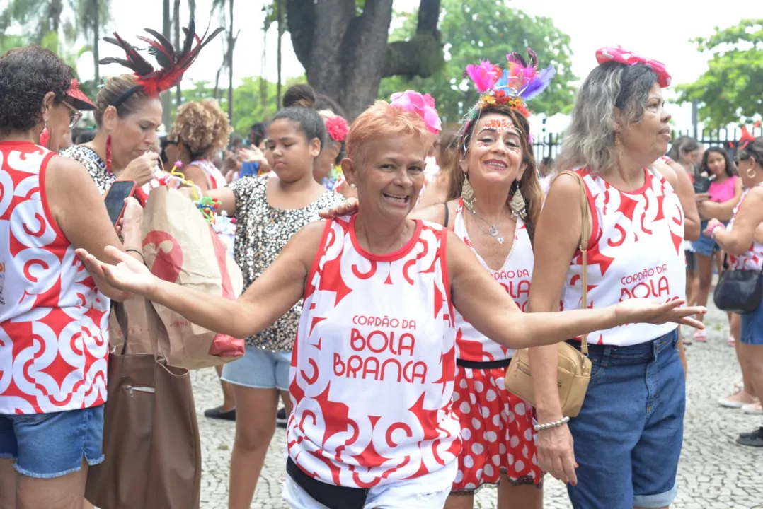 Marchinhas e sambas enredos tomam orla de praia em Niterói