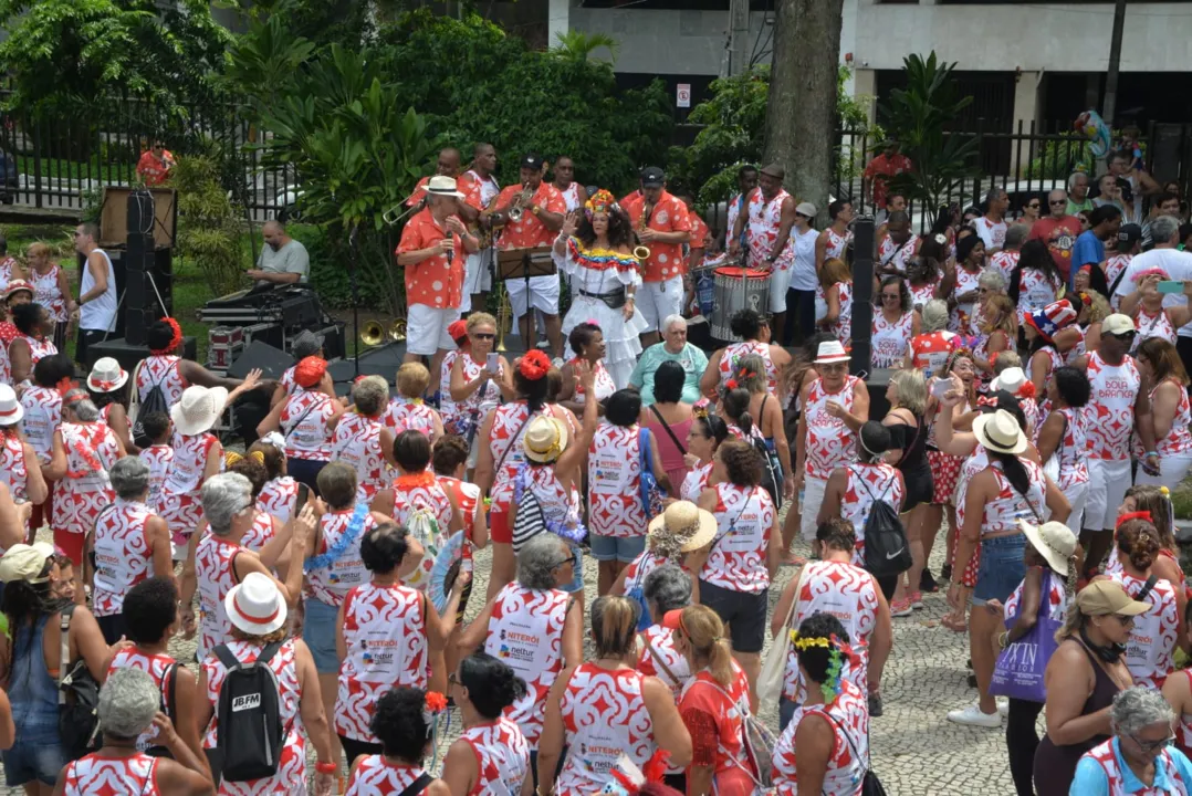 Marchinhas e sambas enredos tomam orla de praia em Niterói