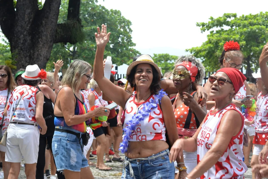 Marchinhas e sambas enredos tomam orla de praia em Niterói