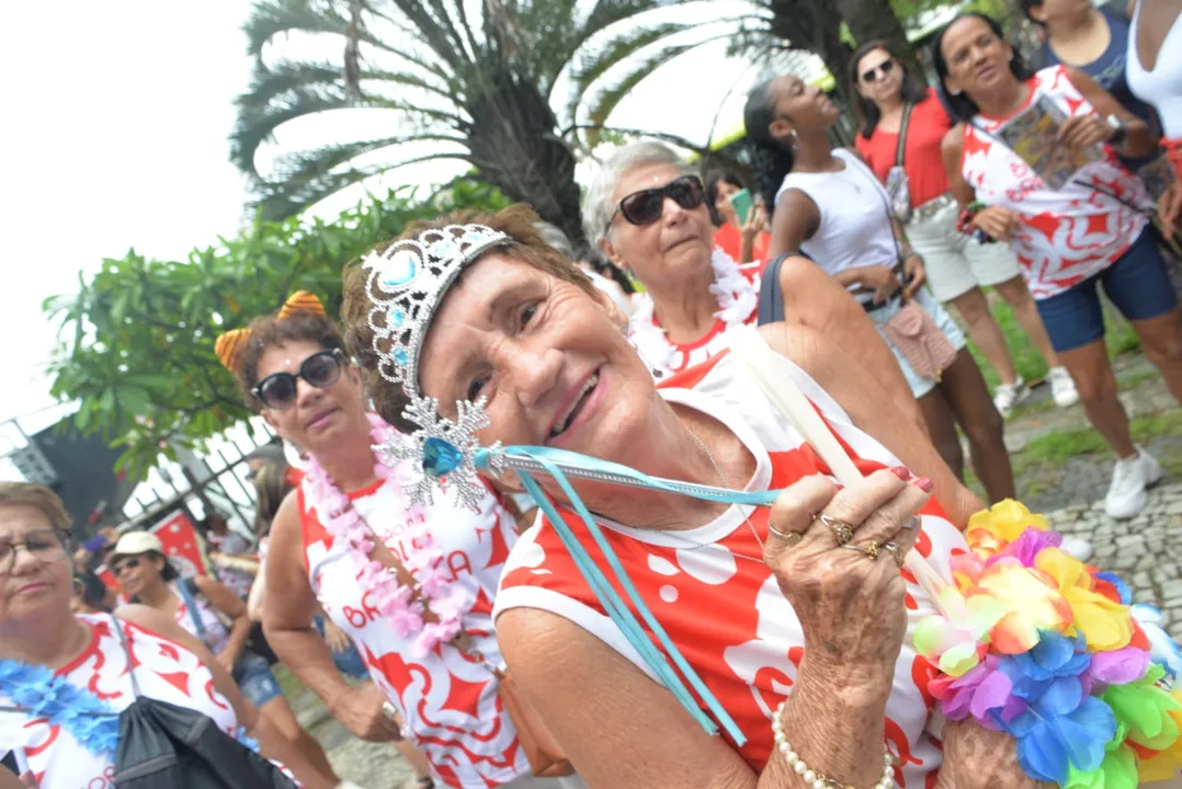 Marchinhas e sambas enredos tomam orla de praia em Niterói