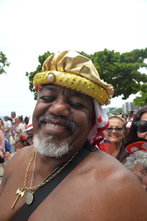 Marchinhas e sambas enredos tomam orla de praia em Niterói