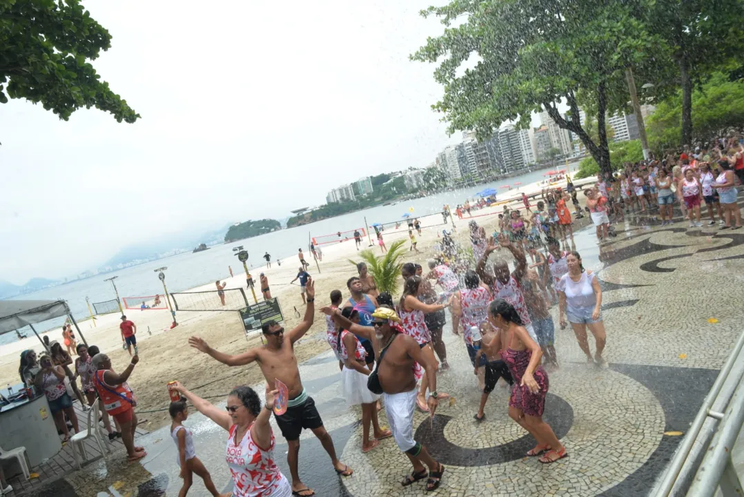 Marchinhas e sambas enredos tomam orla de praia em Niterói