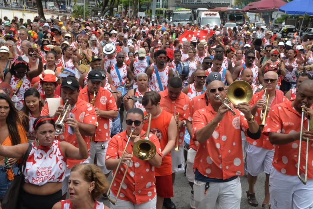 Marchinhas e sambas enredos tomam orla de praia em Niterói