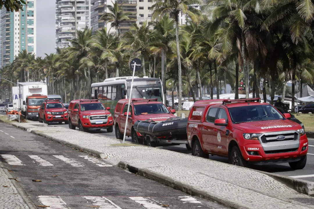 Menino de 6 anos some na praia da Barra e deixa chinelo para trás