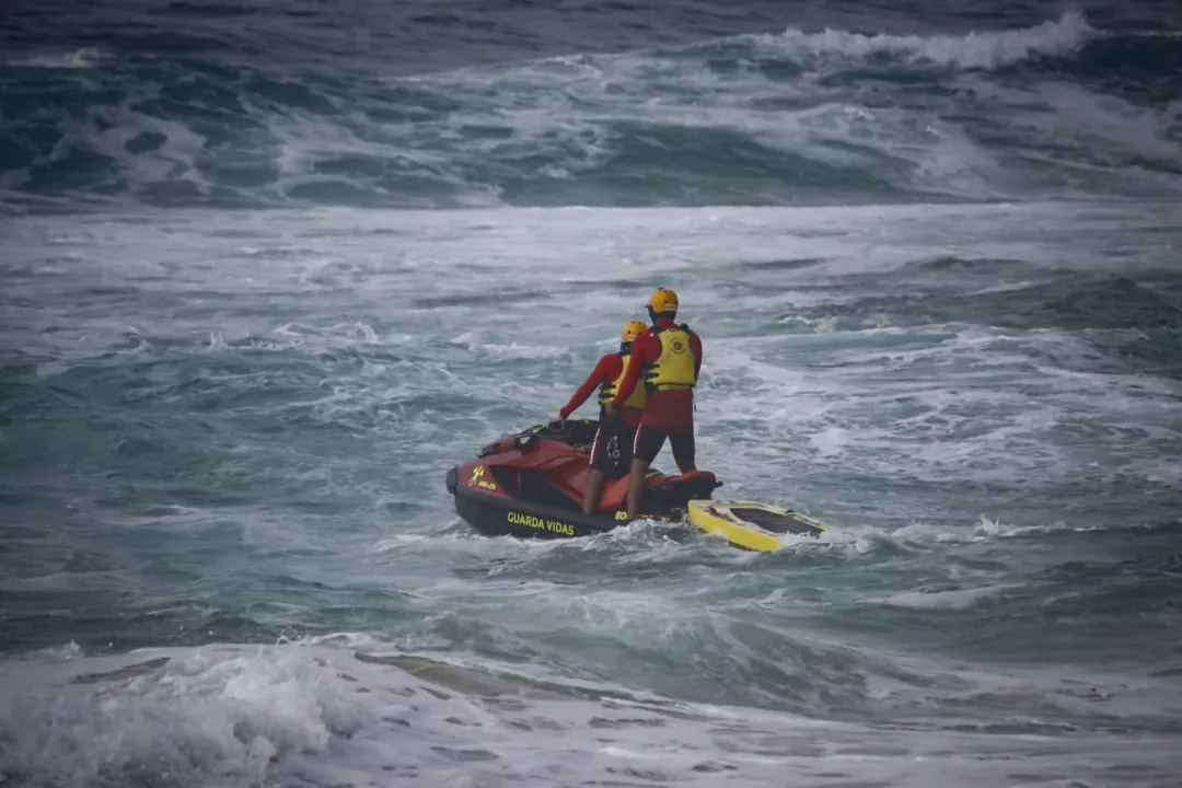 Menino de 6 anos some na praia da Barra e deixa chinelo para trás