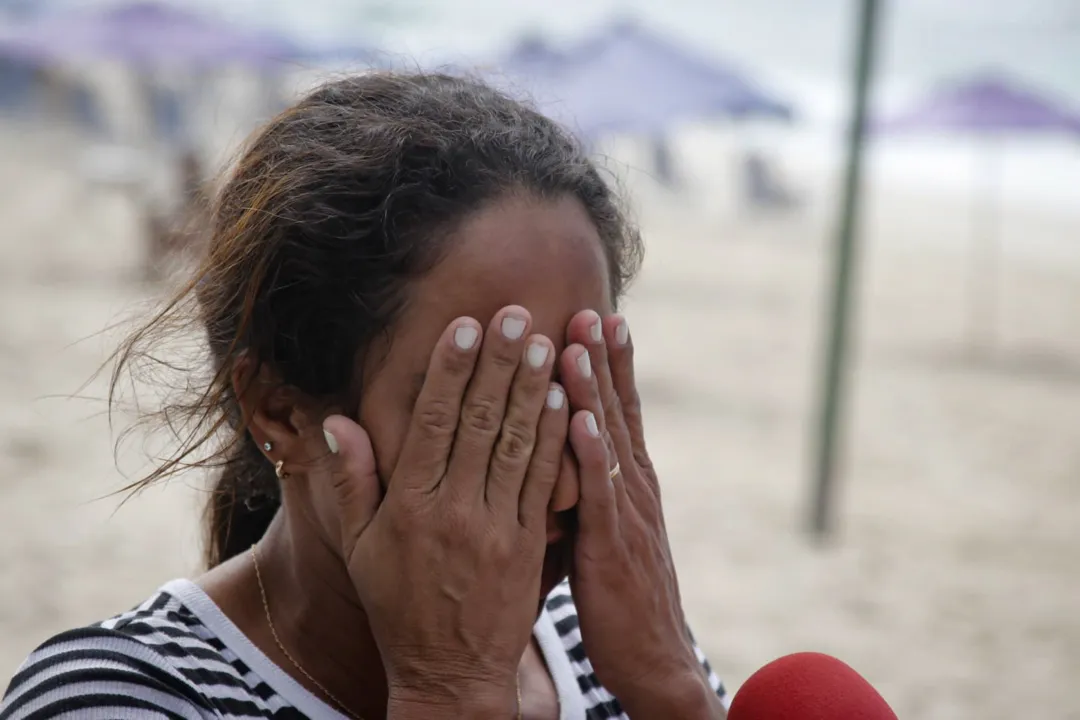 Menino de 6 anos some na praia da Barra e deixa chinelo para trás