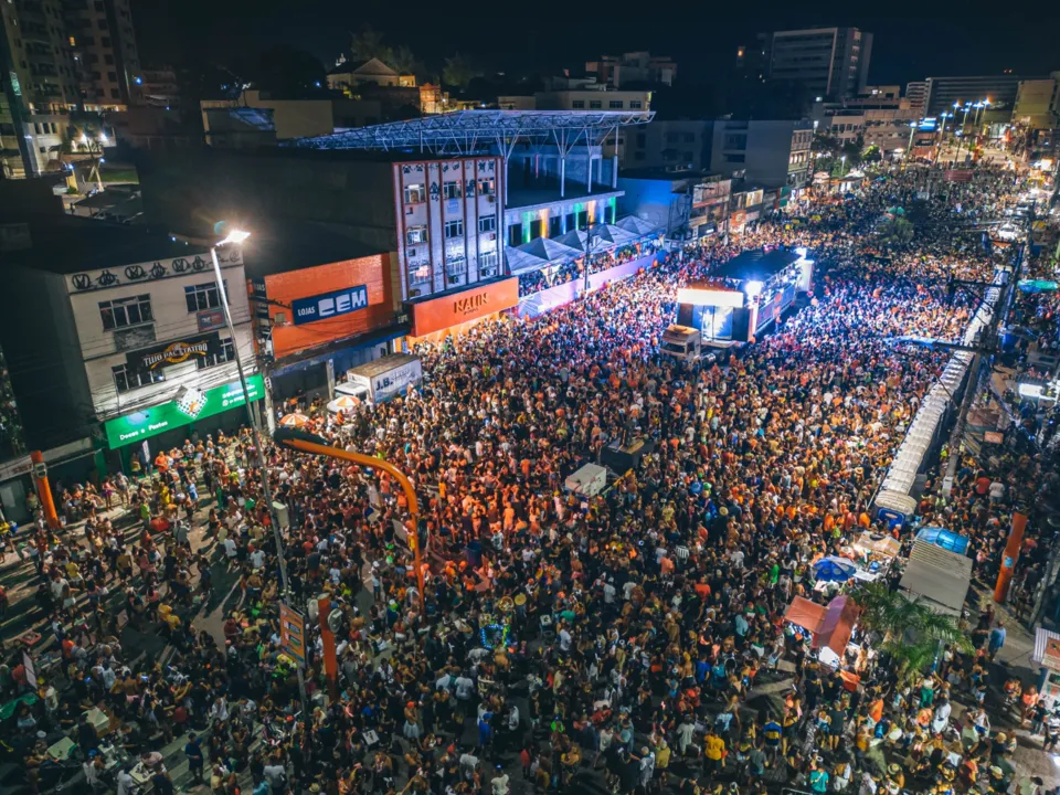 Monobloco arrasta multidão e levanta público em Itaboraí