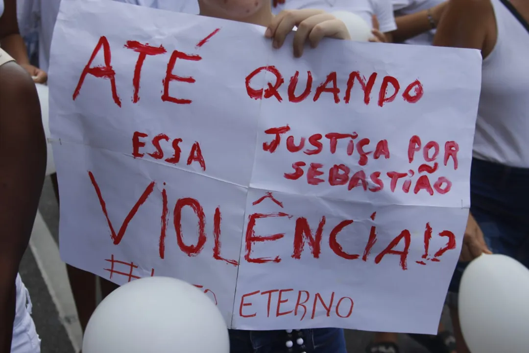 Moradores de Icaraí protestam após morte de porteiro de escola