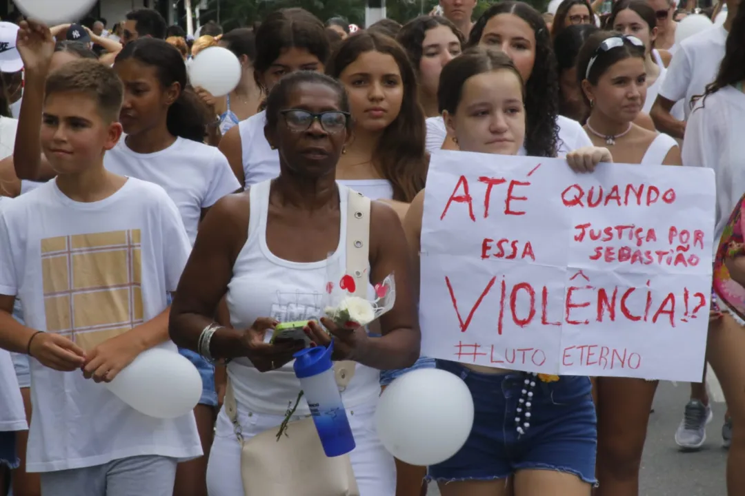 Moradores de Icaraí protestam após morte de porteiro de escola