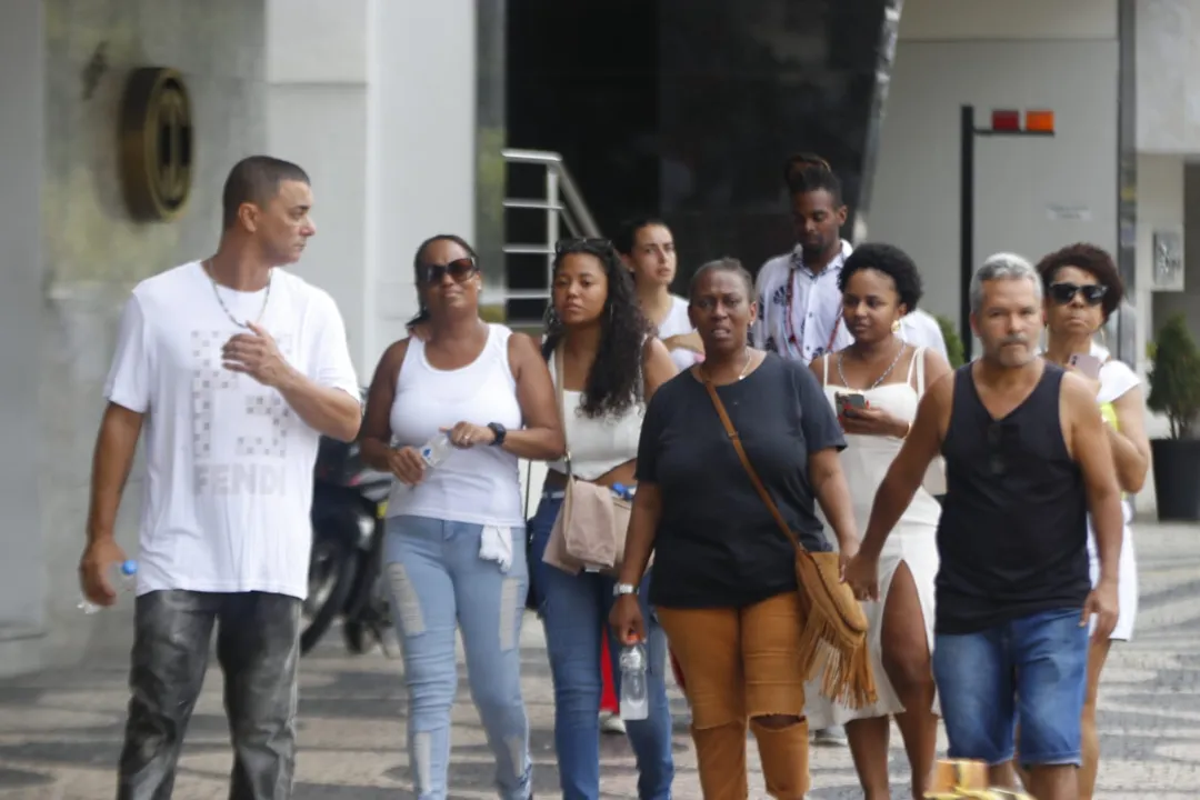 Moradores de Icaraí protestam após morte de porteiro de escola