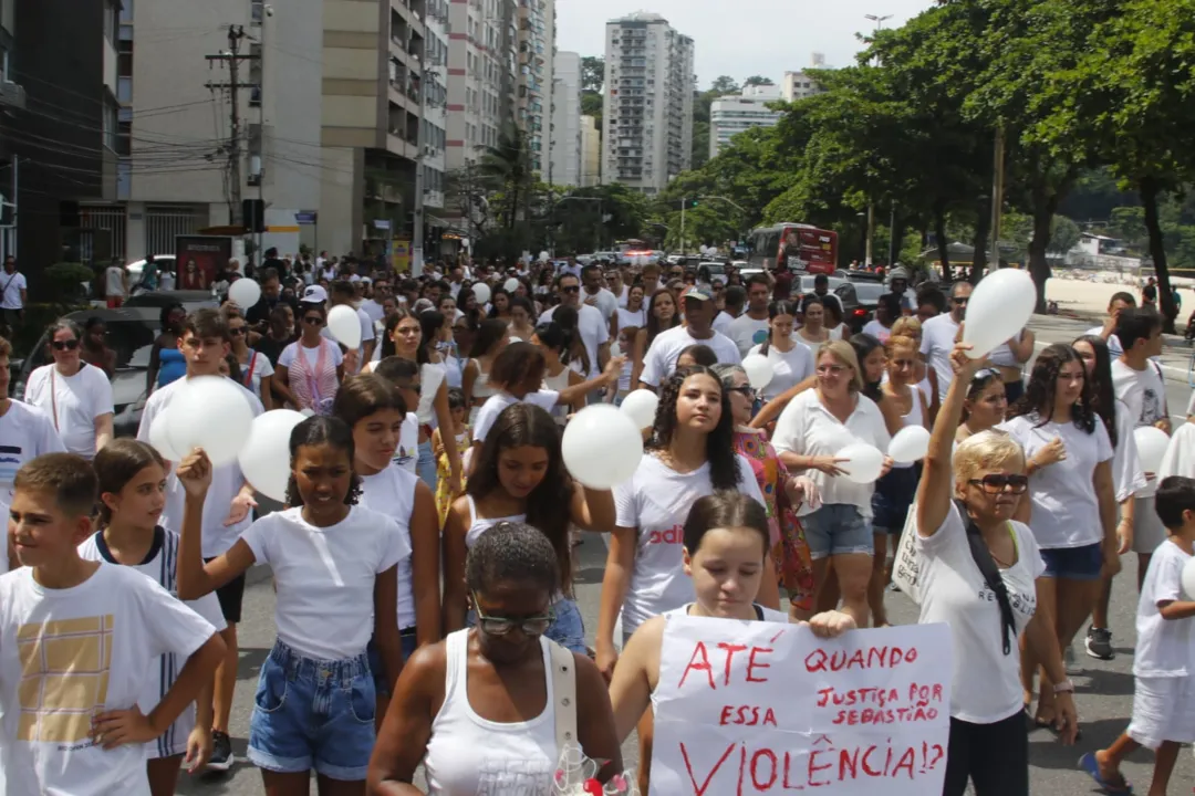 Moradores de Icaraí protestam após morte de porteiro de escola