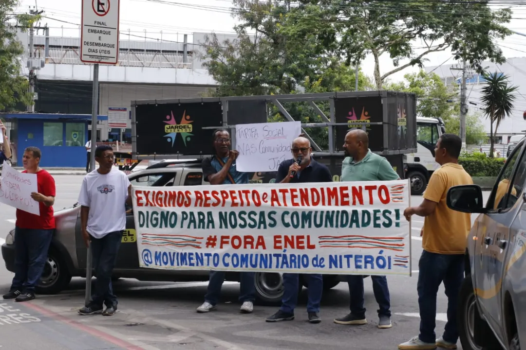 Moradores sem luz há 4 dias protestam na Enel, em Niterói