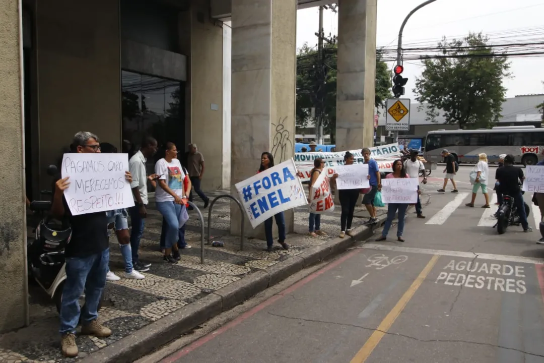 Moradores sem luz há 4 dias protestam na Enel, em Niterói