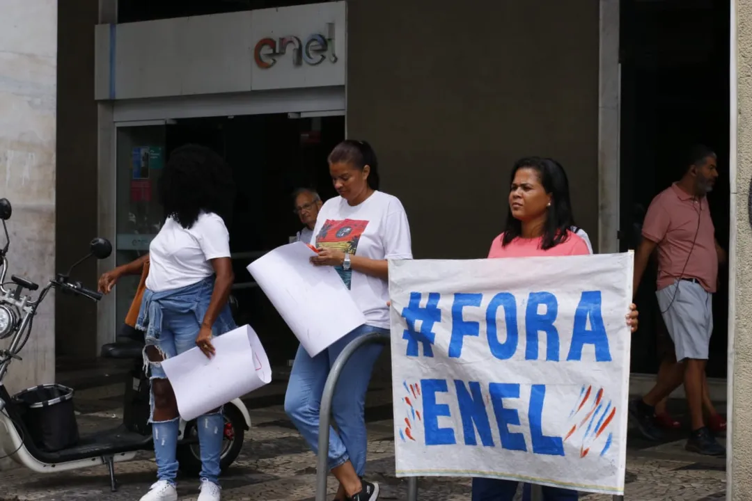 Moradores sem luz há 4 dias protestam na Enel, em Niterói