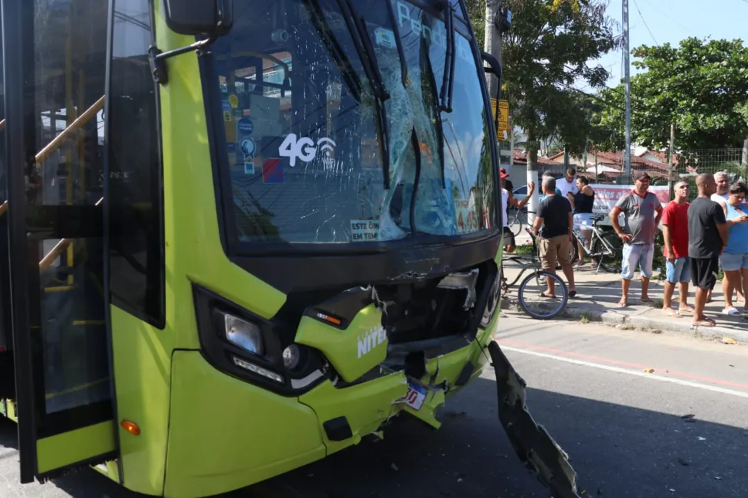 Motociclista de aplicativo morre em acidente com ônibus em Niterói