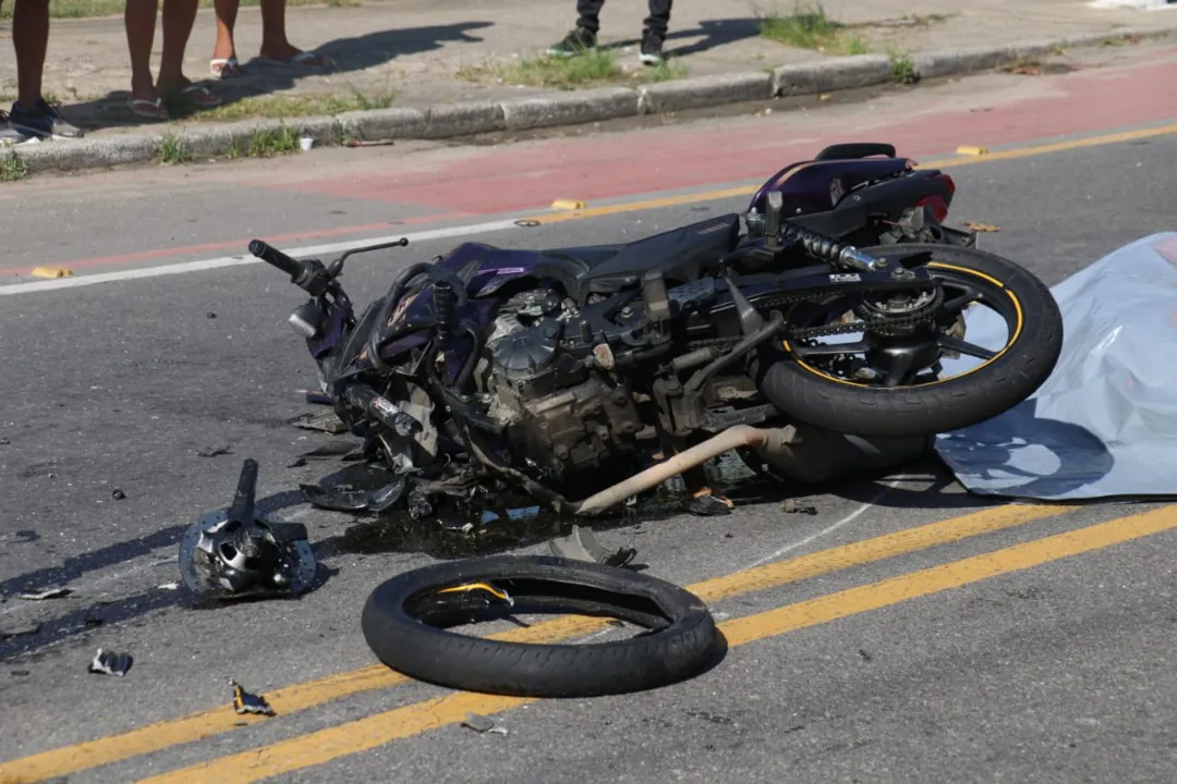 Motociclista de aplicativo morre em acidente com ônibus em Niterói