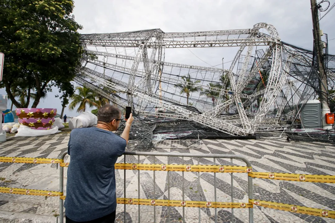 Árvore de Natal que desabou em São Francisco 