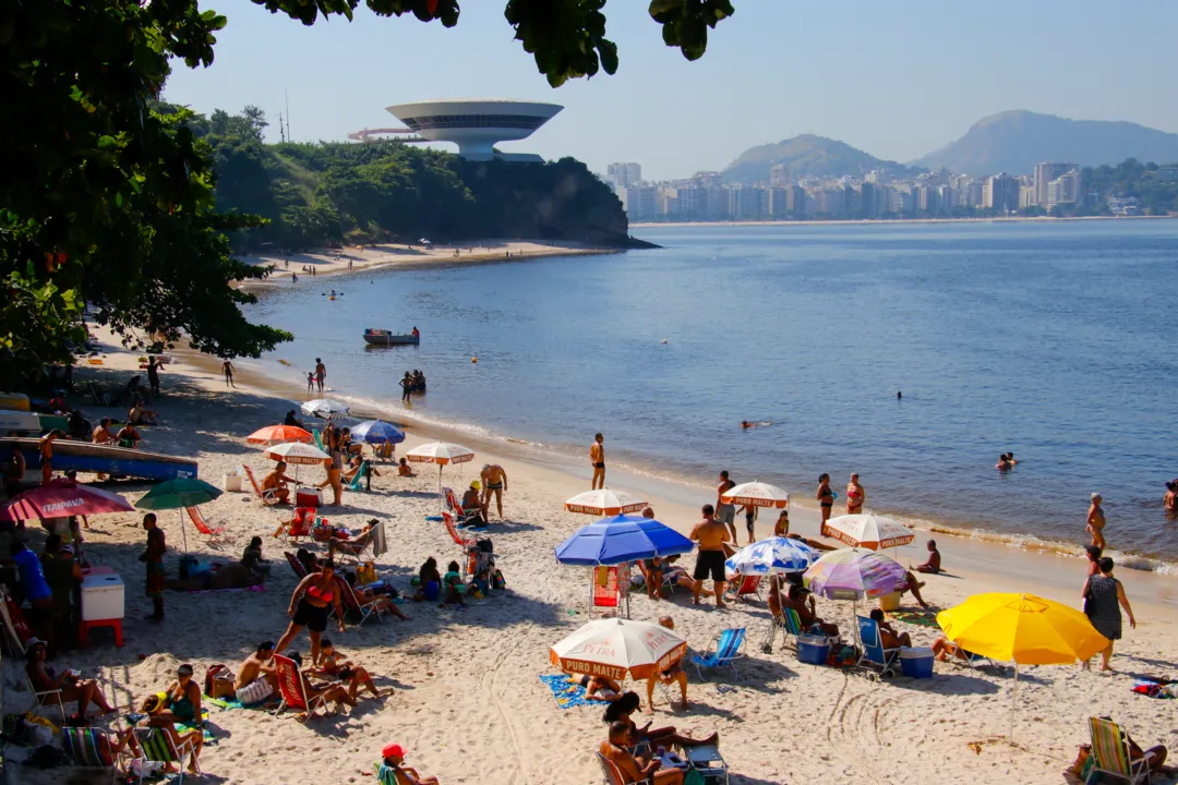 Banhista curtem quarta-feira de sol na Praia de Boa Viagem