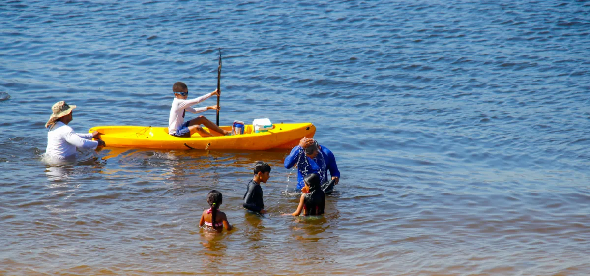 Banhista curtem quarta-feira de sol na Praia de Boa Viagem