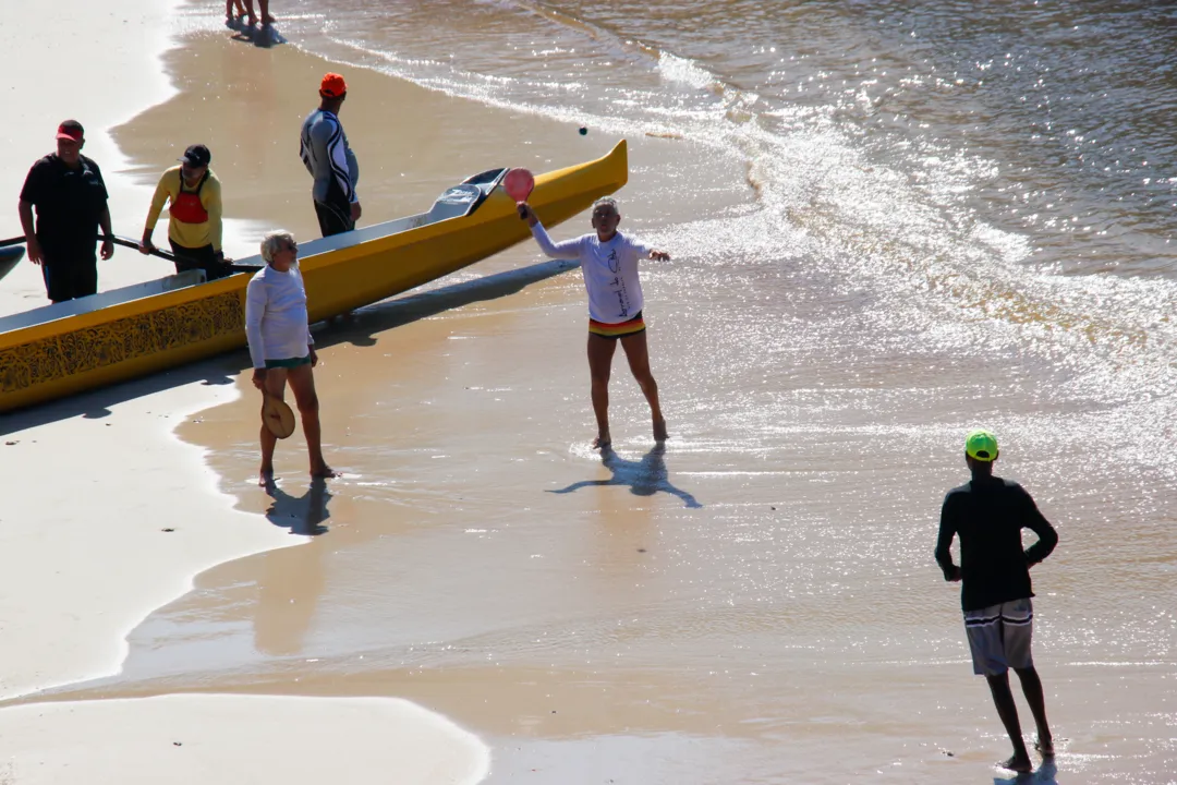 Banhista curtem quarta-feira de sol na Praia de Boa Viagem