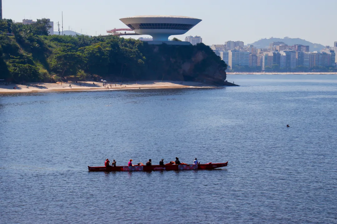 Banhista curtem quarta-feira de sol na Praia de Boa Viagem