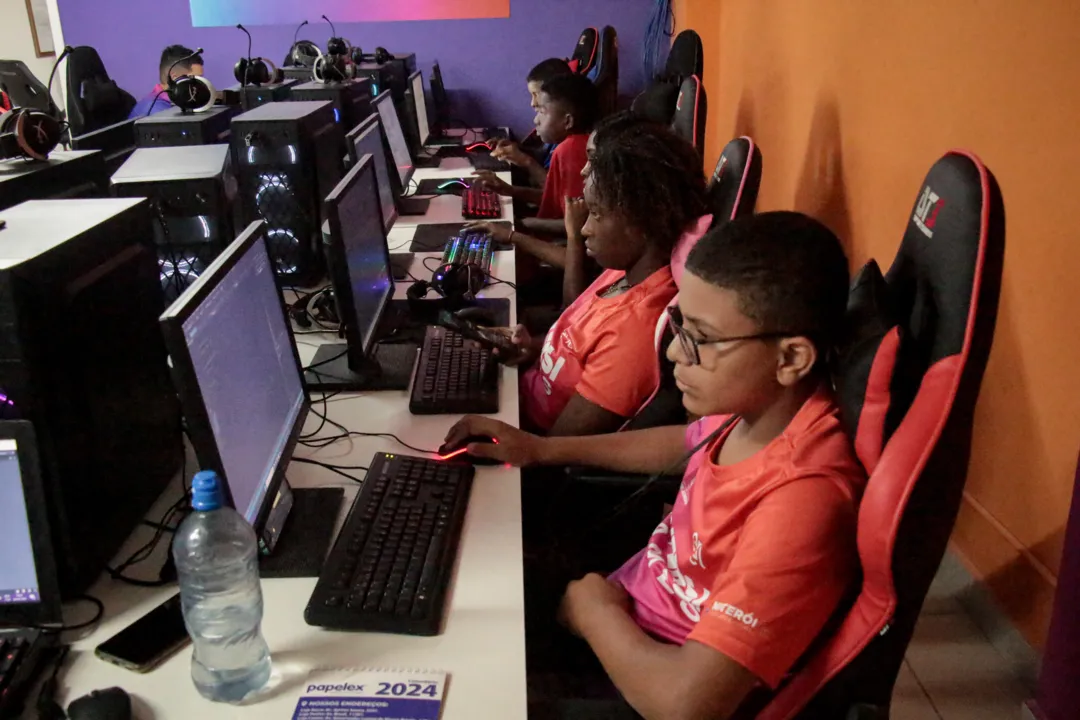 Novo polo gamer de educação atrai jovens de comunidades em Niterói