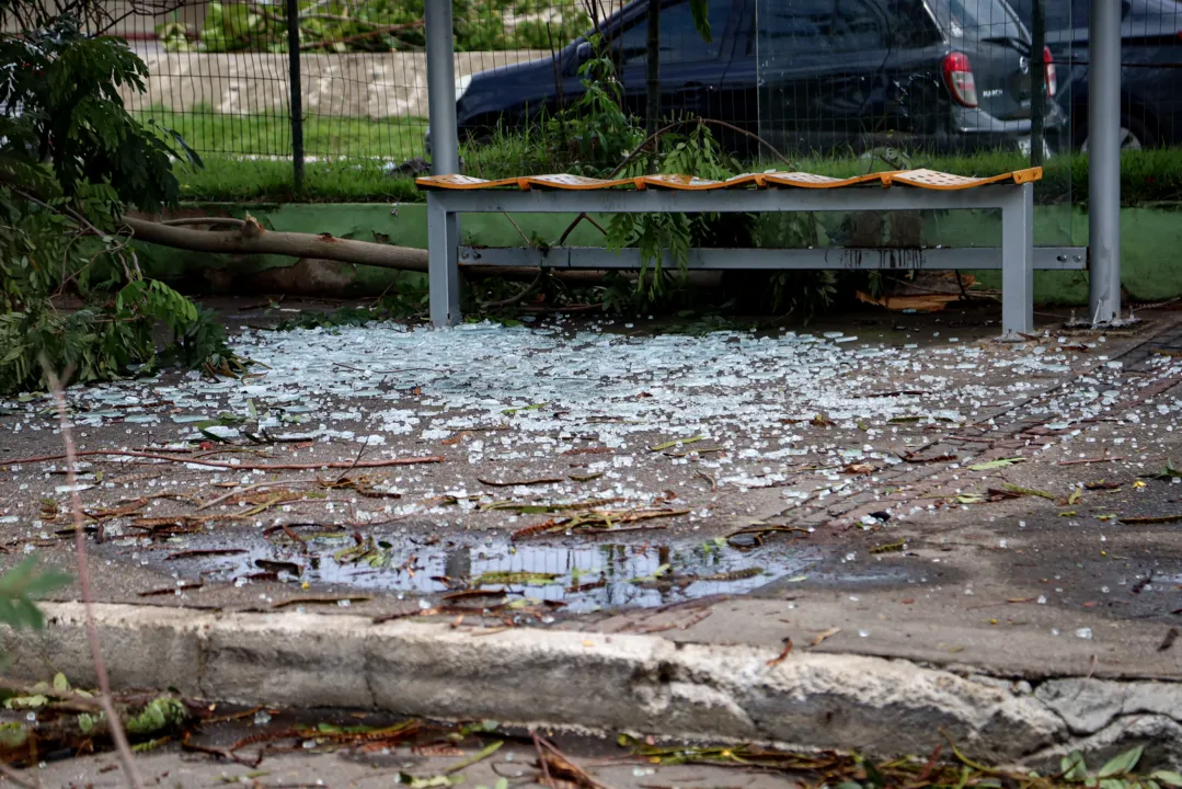 Destruição também afetou os pontos de ônibus