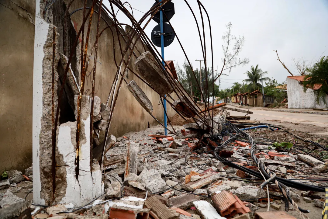 Muro destruído pelo temporal em Maricá