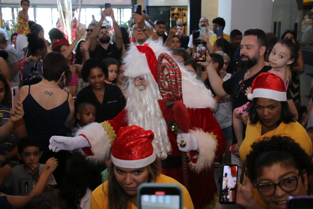 'Papai Noel' vira atração no Mercado Municipal de Niterói