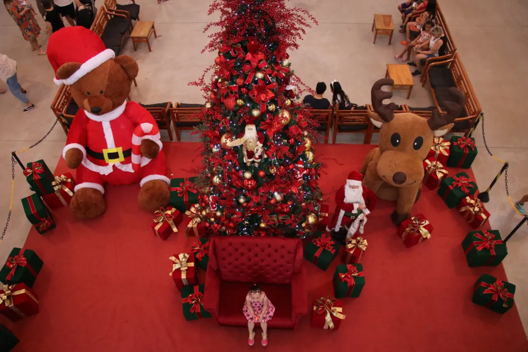 'Papai Noel' vira atração no Mercado Municipal de Niterói