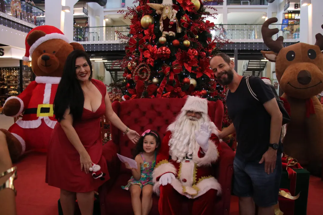 'Papai Noel' vira atração no Mercado Municipal de Niterói