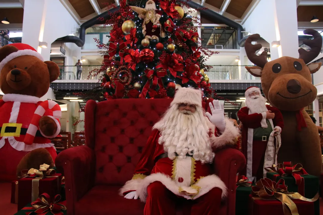 'Papai Noel' vira atração no Mercado Municipal de Niterói