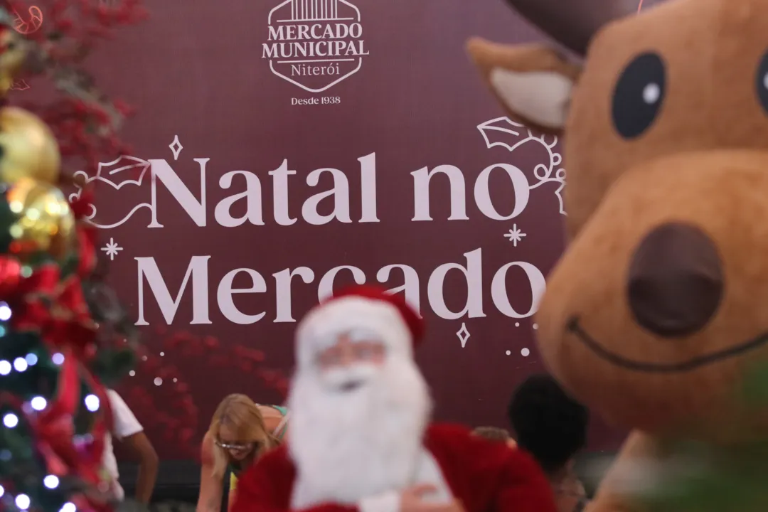 'Papai Noel' vira atração no Mercado Municipal de Niterói