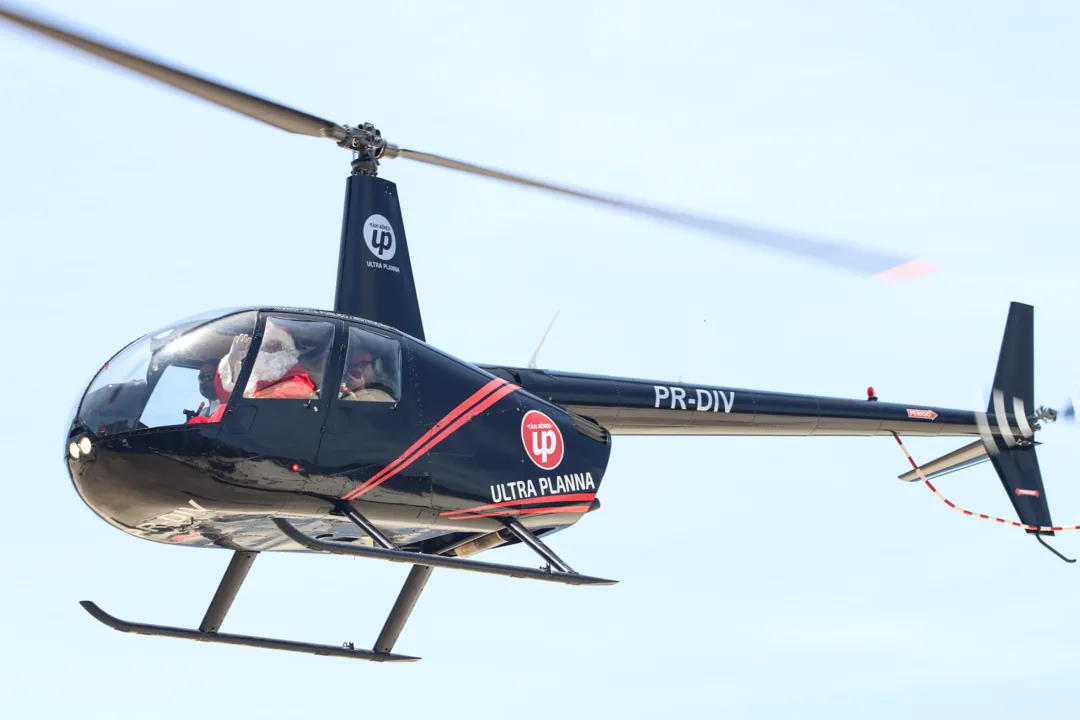 Papai Noel vira 'superstar' ao pousar de helicóptero em Niterói