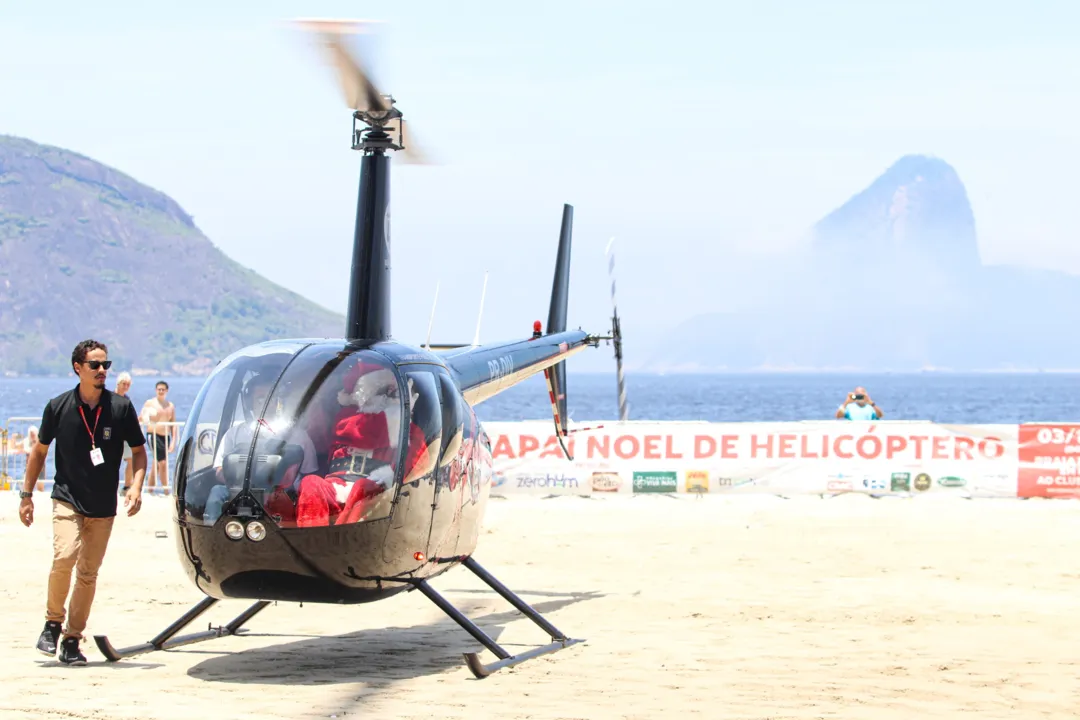 Papai Noel vira 'superstar' ao pousar de helicóptero em Niterói