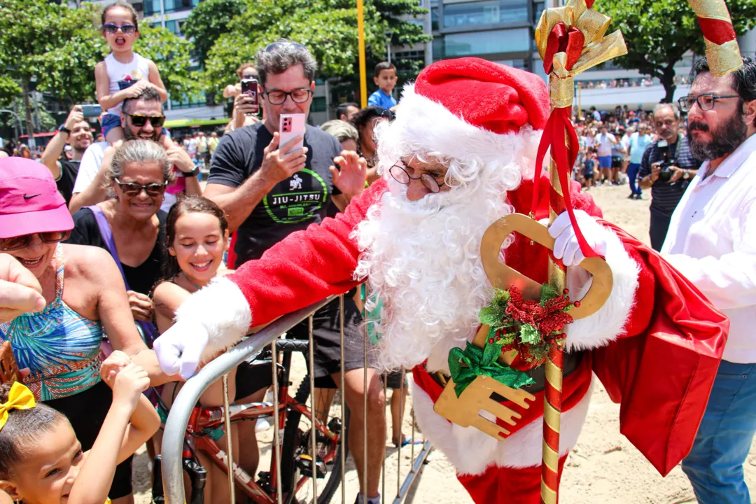 Papai Noel vira 'superstar' ao pousar de helicóptero em Niterói