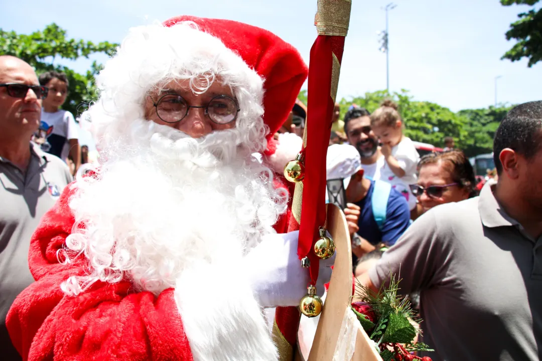 Papai Noel vira 'superstar' ao pousar de helicóptero em Niterói