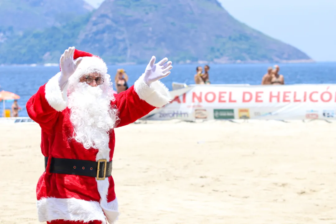 Papai Noel vira 'superstar' ao pousar de helicóptero em Niterói