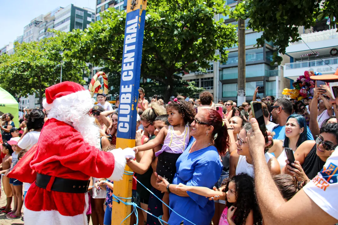 Papai Noel vira 'superstar' ao pousar de helicóptero em Niterói