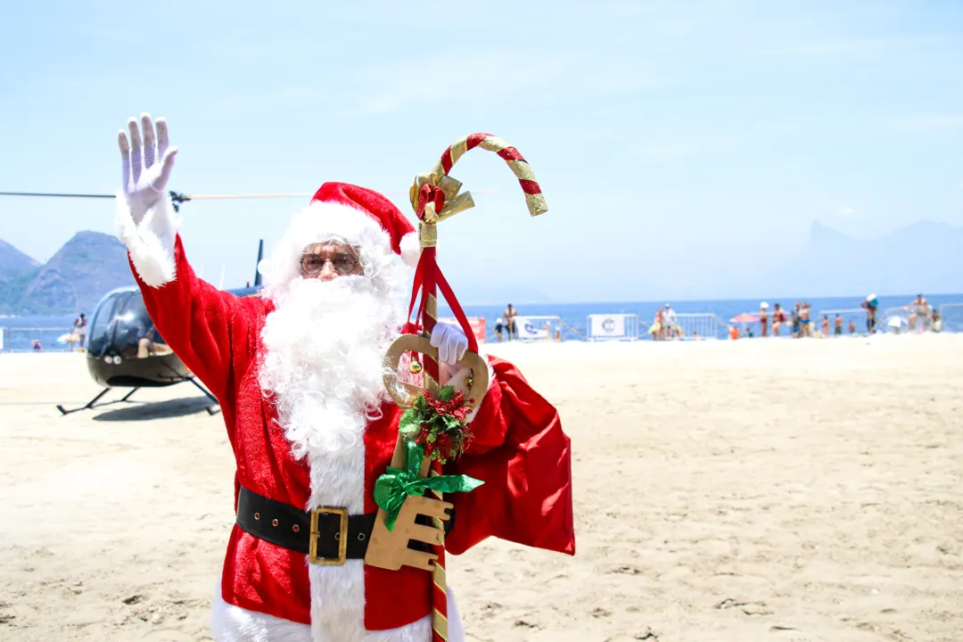 Papai Noel vira 'superstar' ao pousar de helicóptero em Niterói